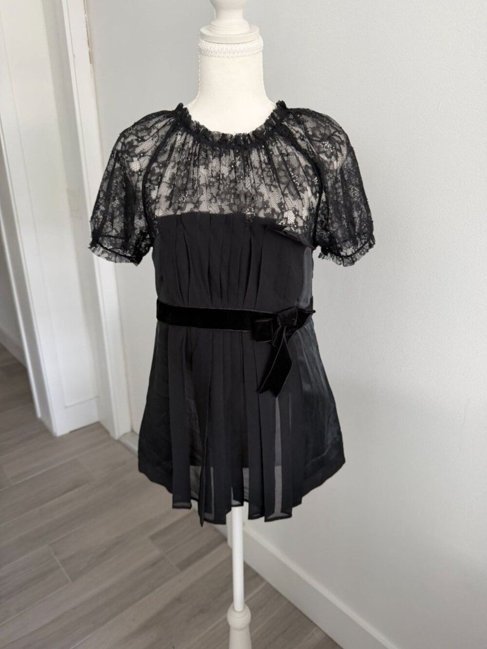 BCBGMAXAZRIA Black Silk Blend Lace Top Size 8